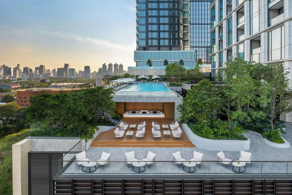 The Ritz Carlton Bangkok, Pool Garten