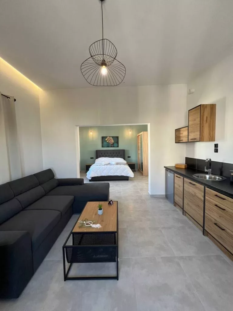 Elefsinian Mysteries Apartments, Juni 2023