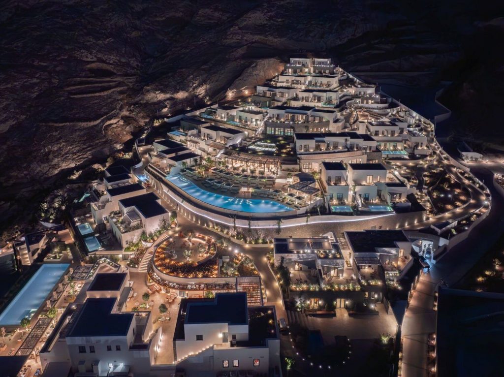 Sandblu Santorini LXR Hotels & Resorts, April 2026